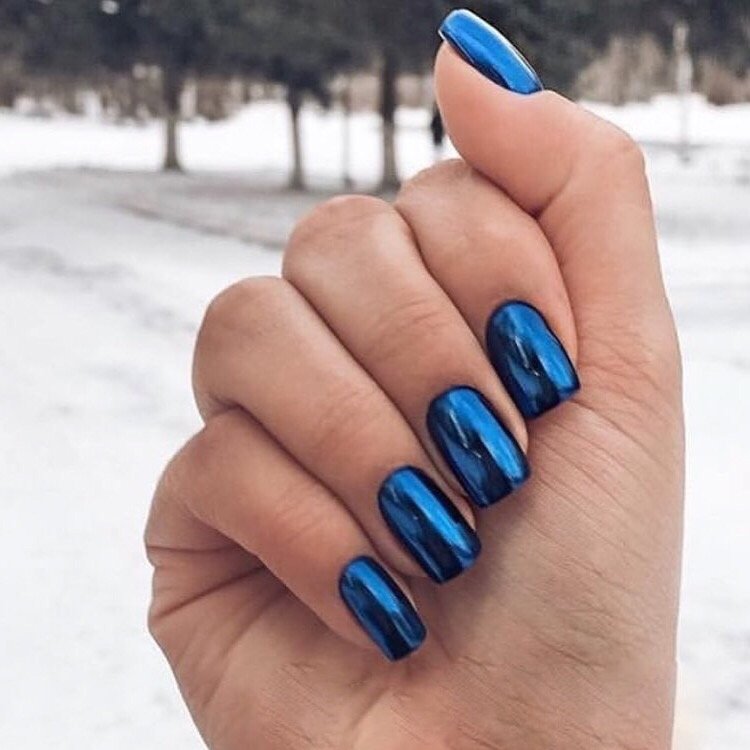 Модный синий дизайн ногтей